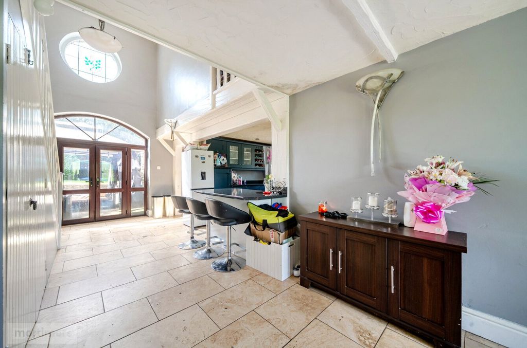 Property photo 2 of 16 Entrance Hall