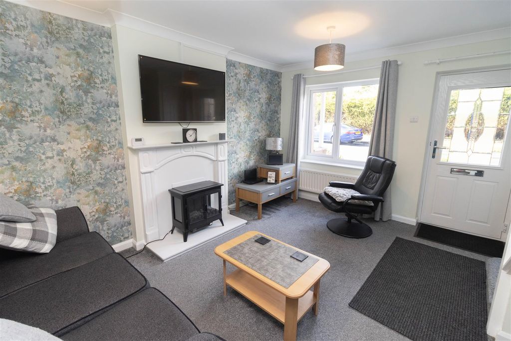Property photo 2 of 16 Lounge