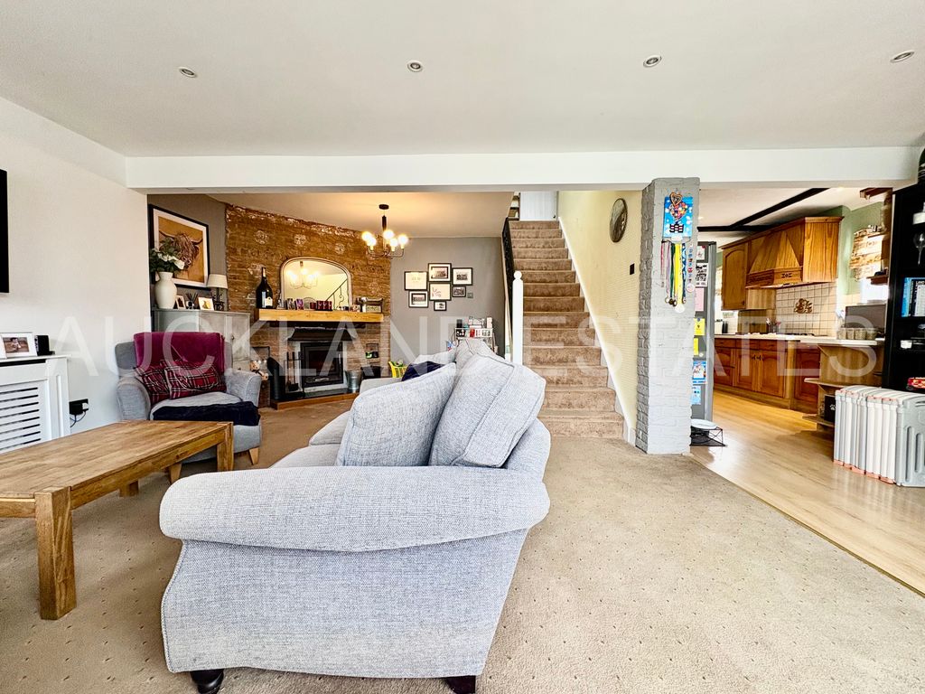 Property photo 3 of 18 Image00011