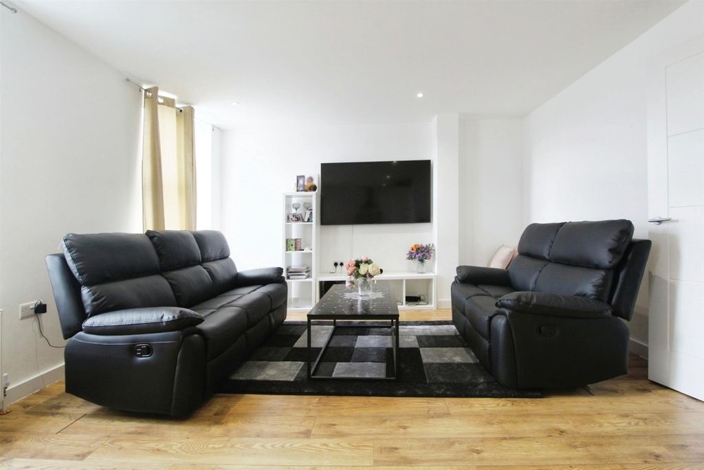 Property photo 1 of 9 Live 202.Jpg