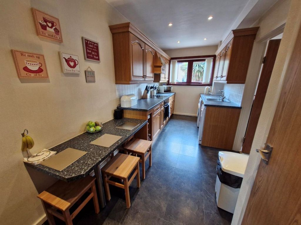 Property photo 3 of 12 Kitchen