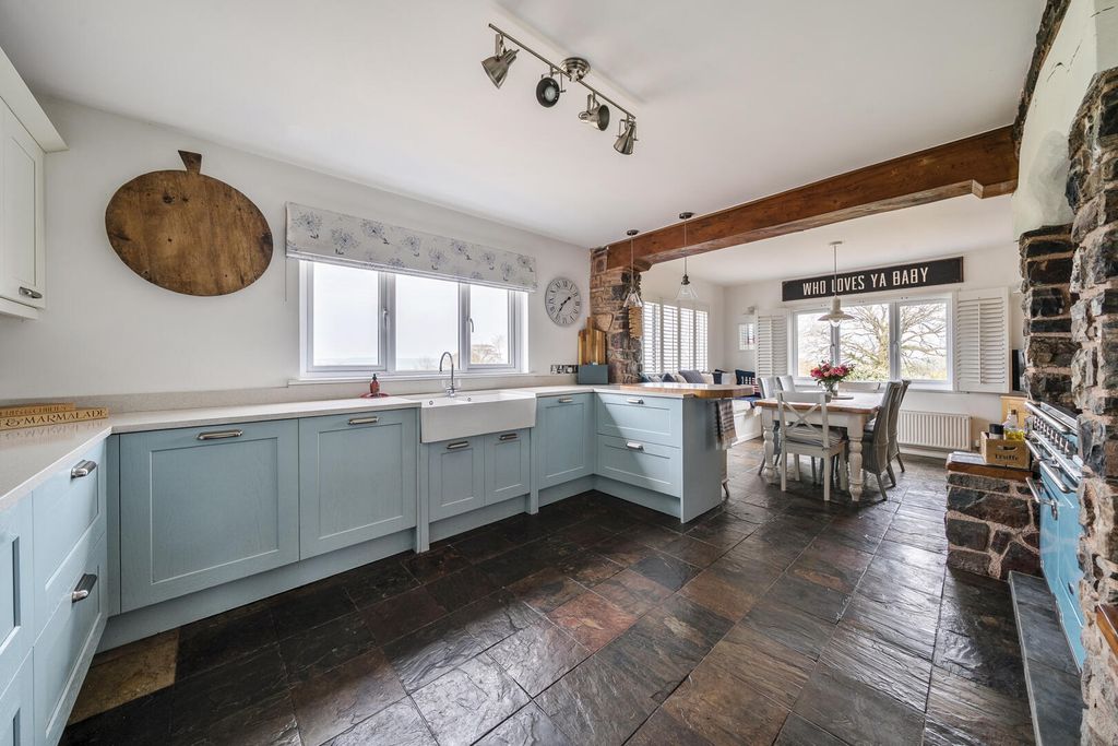 Property photo 3 of 33 Kitchen