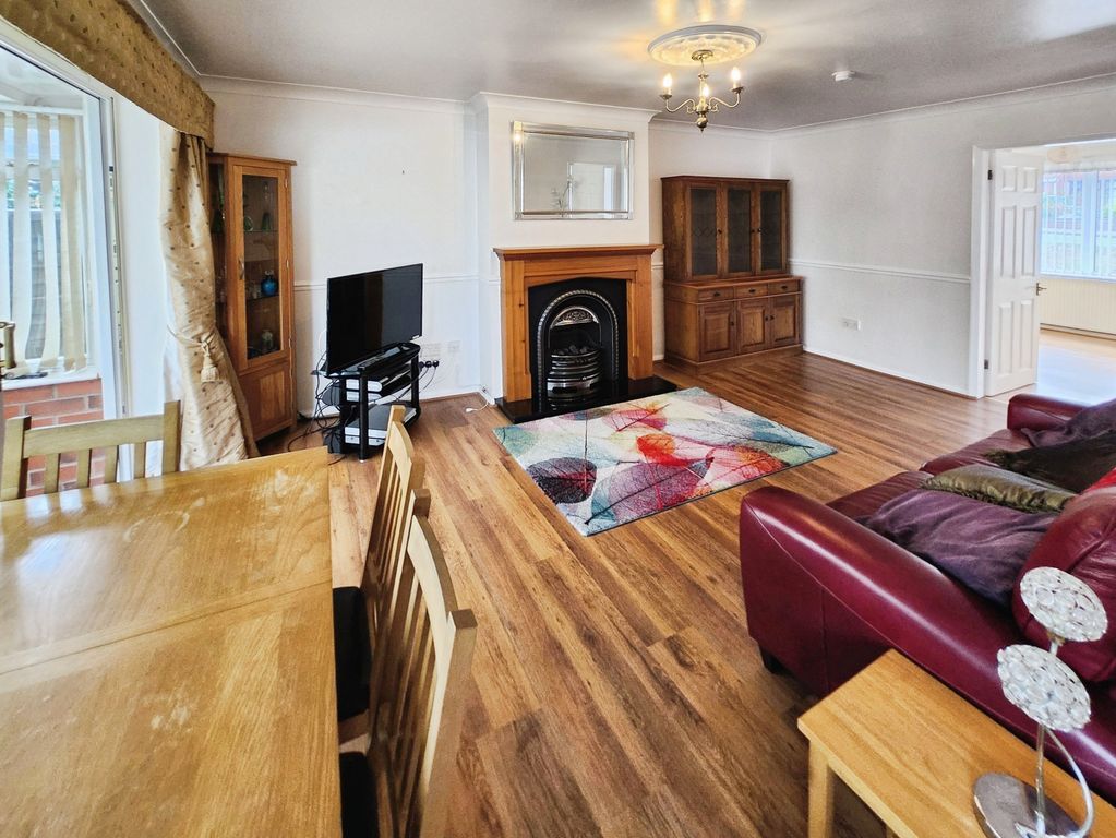 Property photo 3 of 15 Lounge