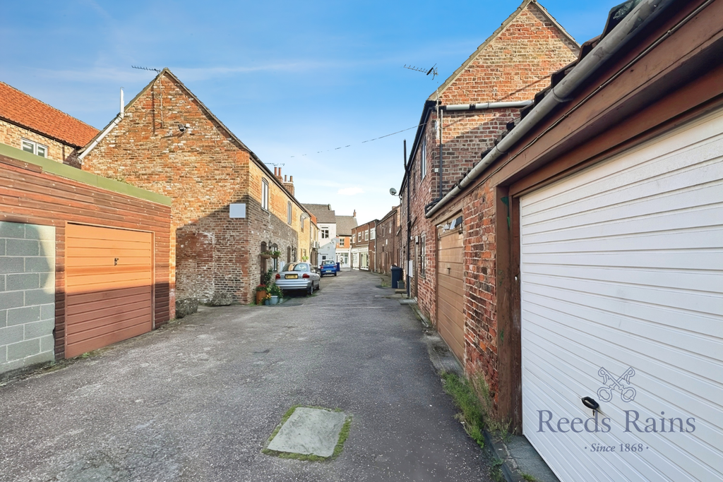 Property photo 2 of 16 Garages
