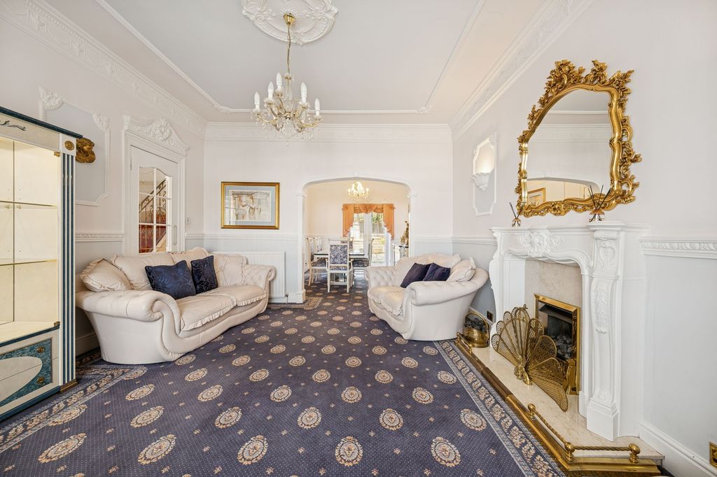 Property photo 3 of 35 Lounge