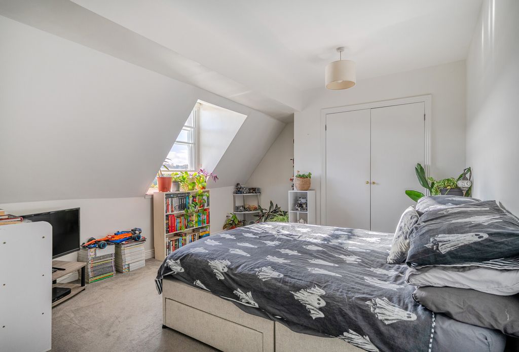 Property photo 3 of 9 Bedroom