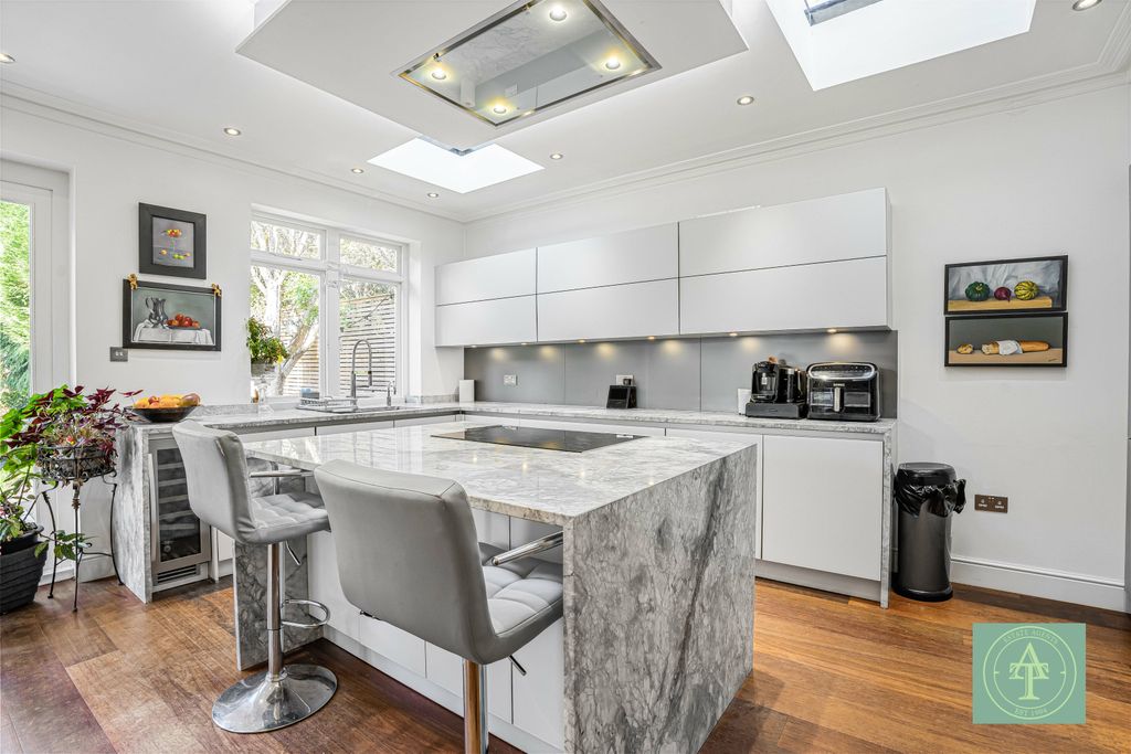 Property photo 3 of 35 Gallery