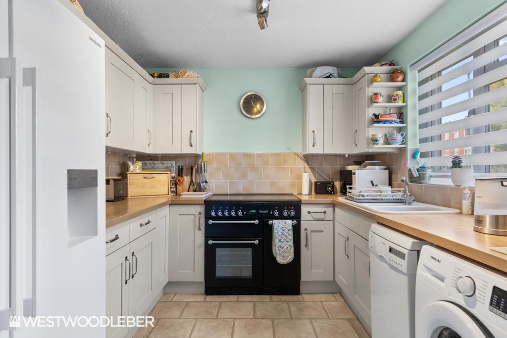 Property photo 2 of 17 Shireclose_9.Jpg