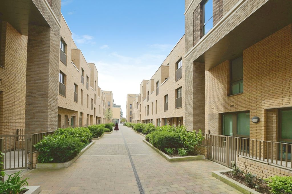 Property photo 1 of 14 Street Scene