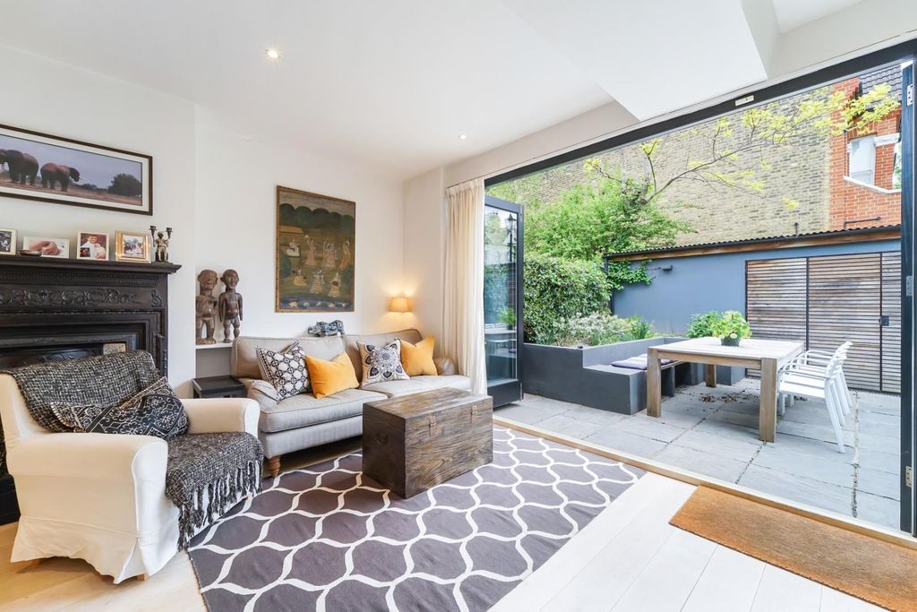 Property photo 2 of 17 The Avenue