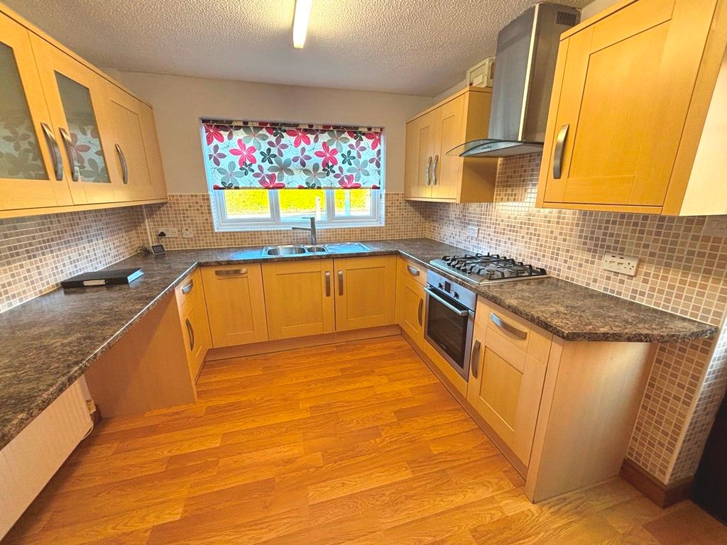 Property photo 3 of 10 Kitchen