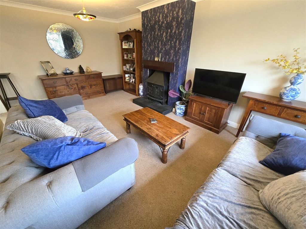 Property photo 2 of 13 Lounge