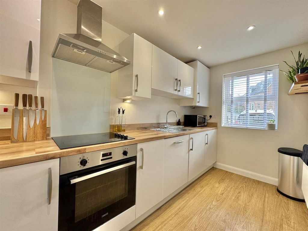 Property photo 3 of 17 Kitchen