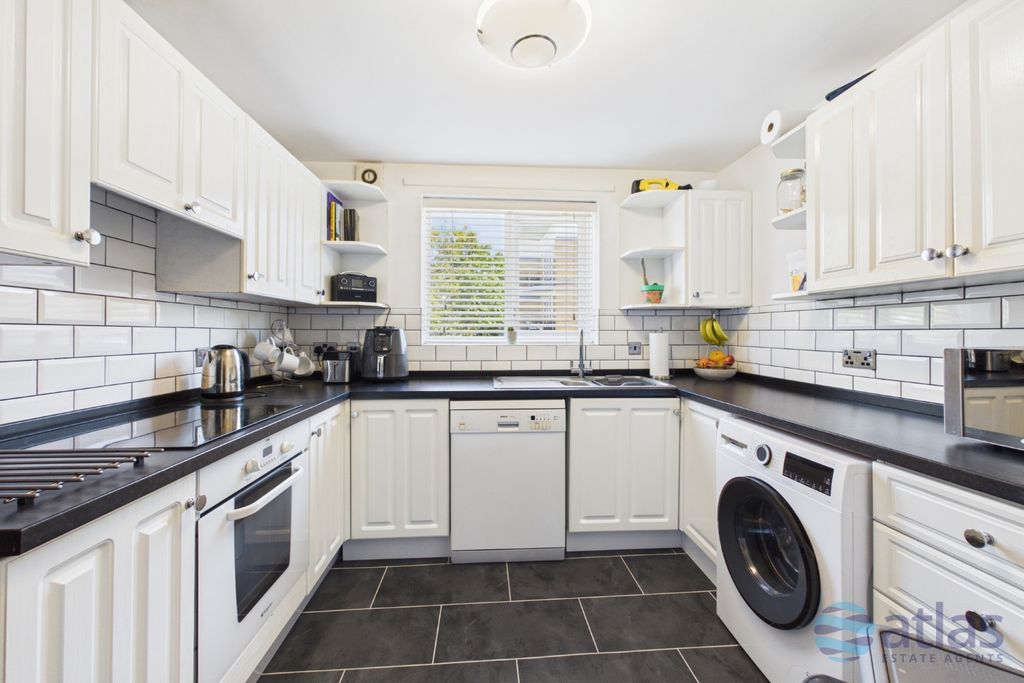 Property photo 3 of 18 Kitchen