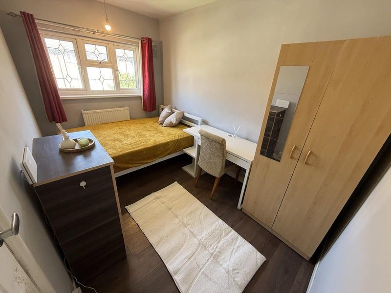 Property photo 1 of 10 Room 4- £650 Available 23/04/2026