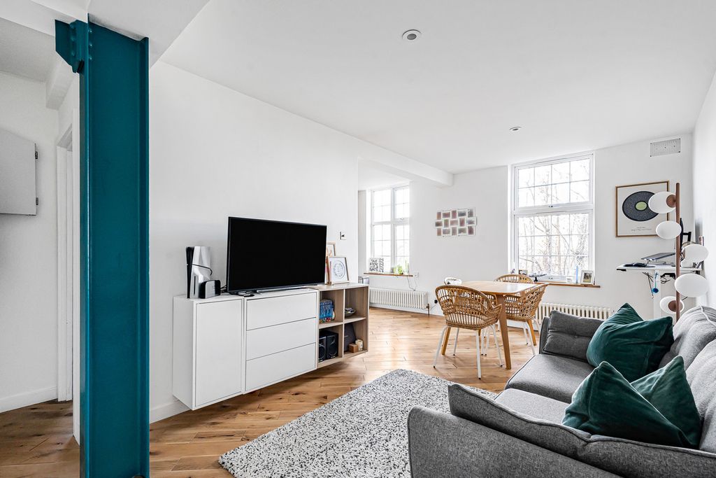 Property photo 2 of 25