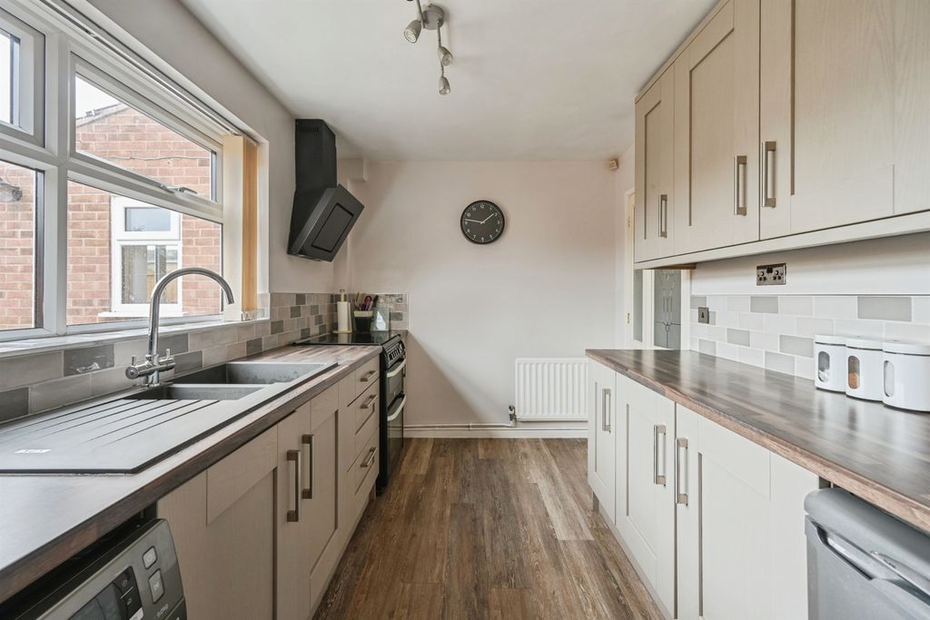 Property photo 3 of 17 Kitchen