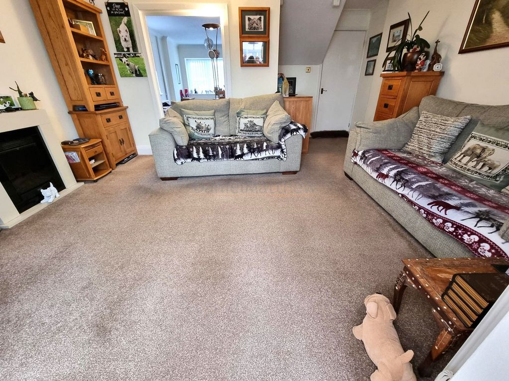 Property photo 2 of 18 Lounge