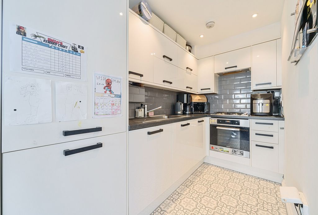 Property photo 3 of 10 1295576-12-6824Bf...