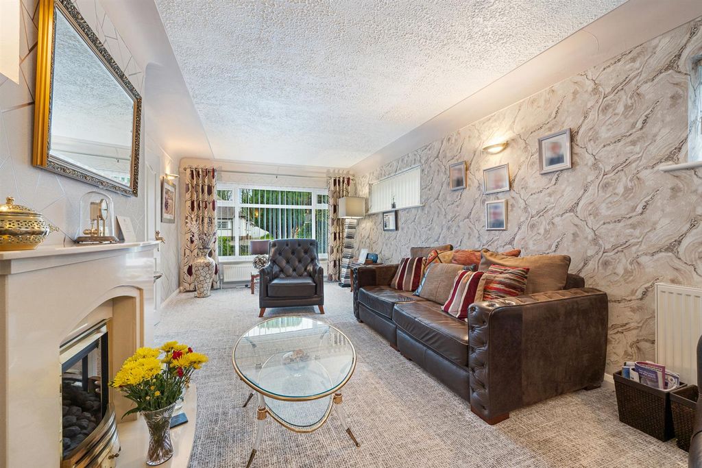 Property photo 2 of 38 Lounge