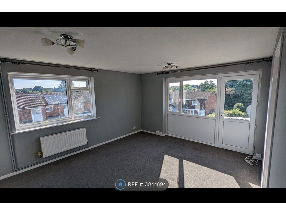 Property photo 1 of 4 Living Room