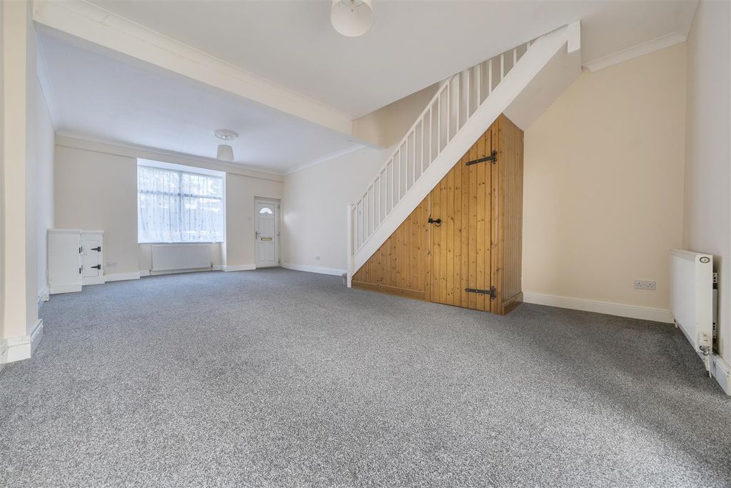 Property photo 3 of 16 Lounge