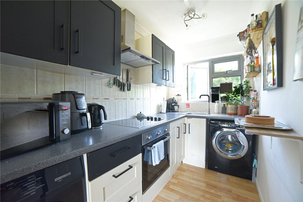 Property photo 3 of 8 Kitchen