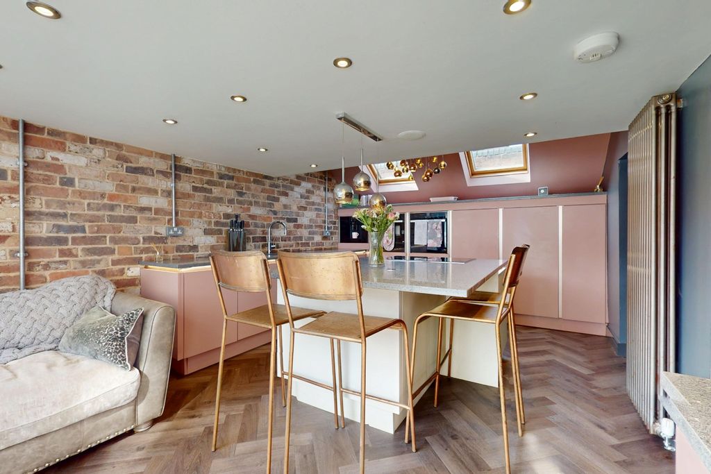 Property photo 2 of 32 4913612