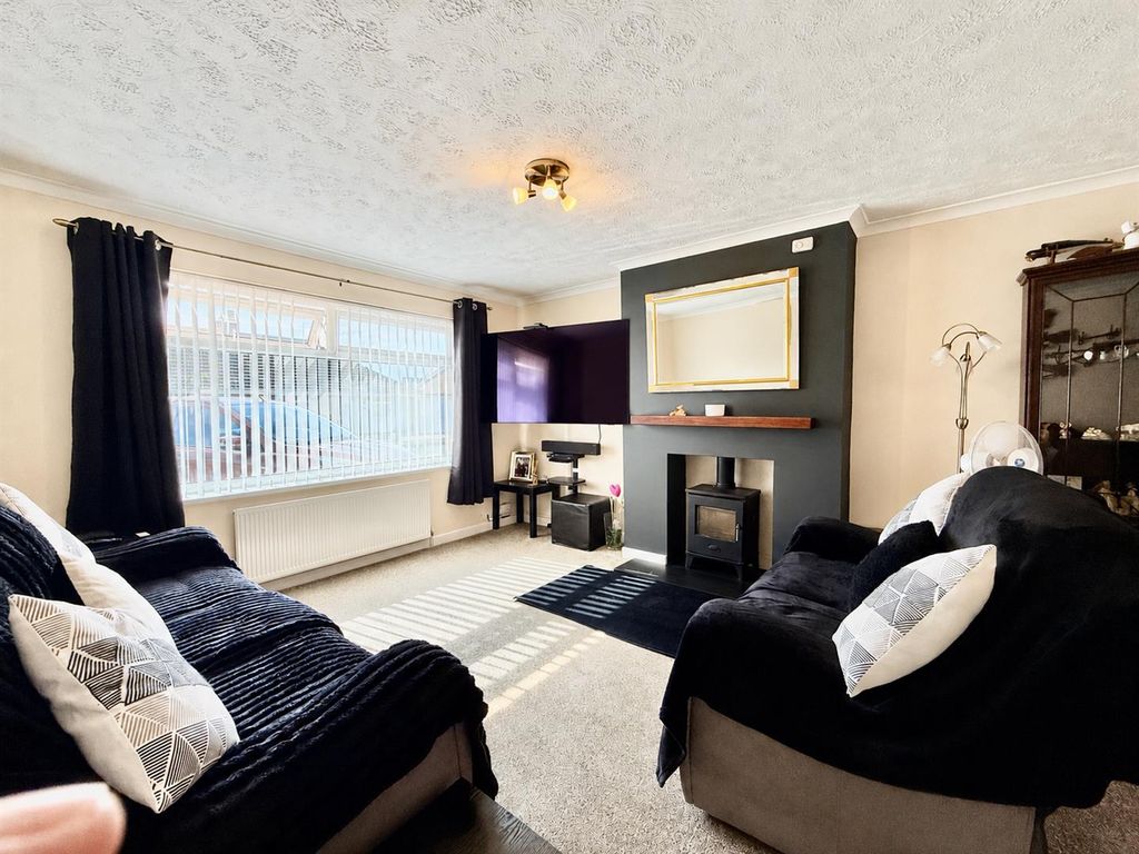 Property photo 2 of 13 7C8Cda94-B0D0-4584-8F5A-F77D16Be653F.Png