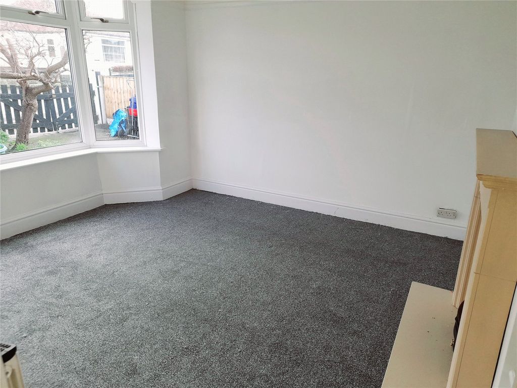 Property photo 2 of 14 Lounge