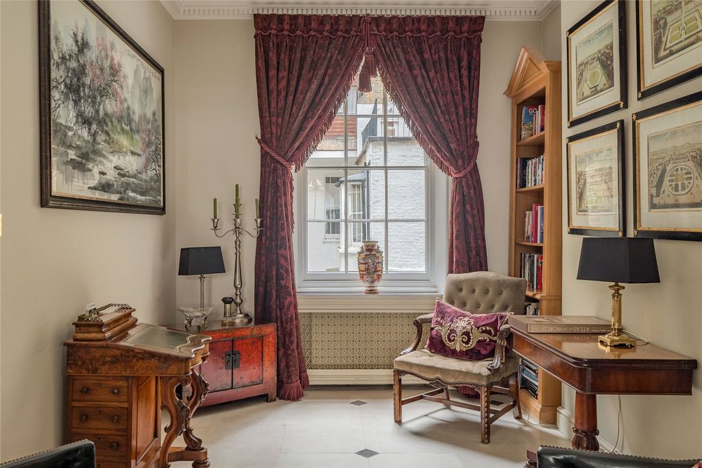 Property photo 3 of 14 Sitting Room