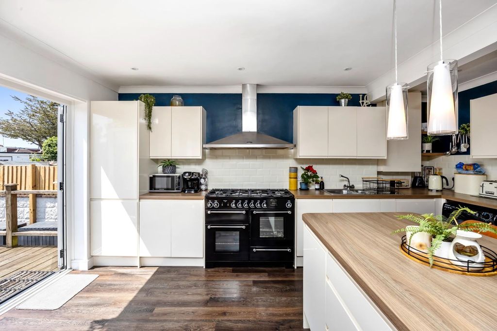 Property photo 3 of 26 Abbey Road, 44-010.Jpg