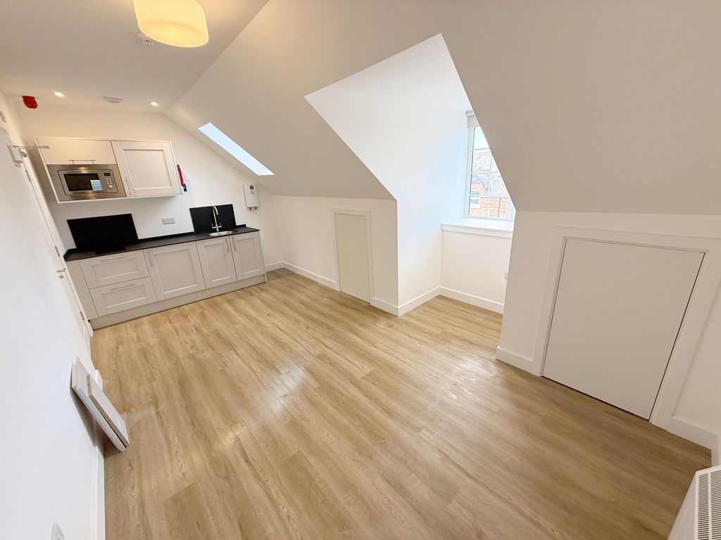 Property photo 3 of 6 Living Room / Bedroom