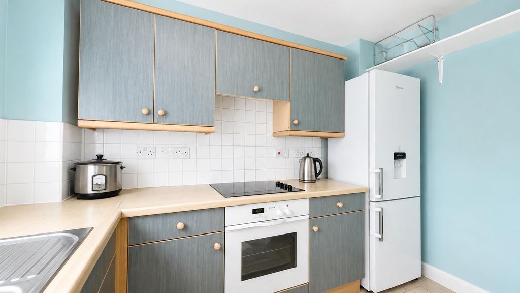 Property photo 2 of 7 Kitchen