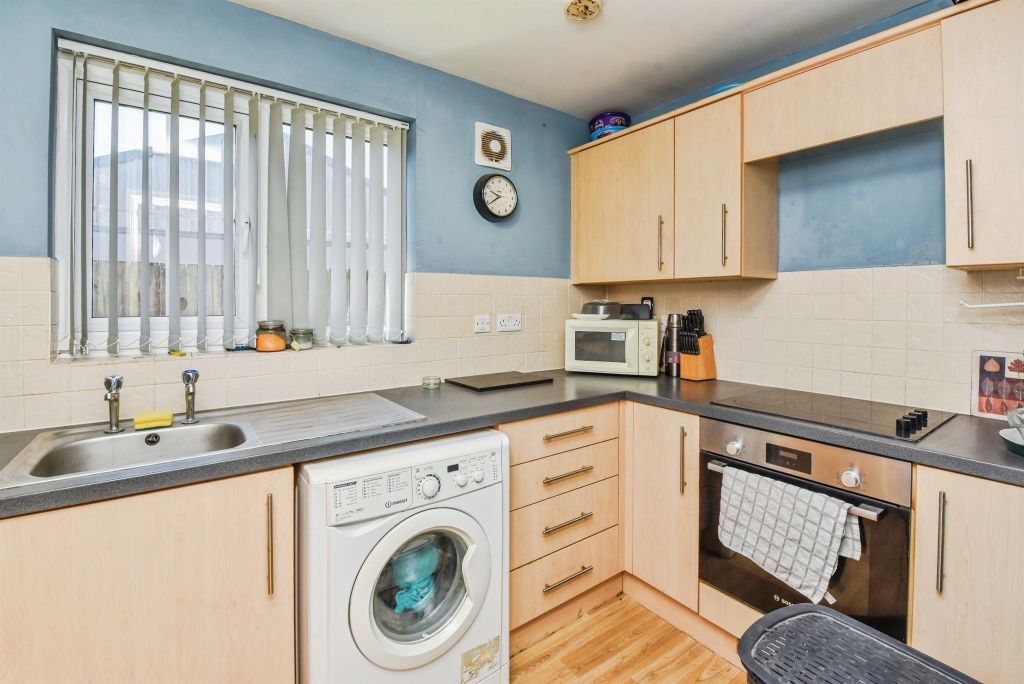 2 bed flat for saleCombe Walk, Devizes SN10 photo 5