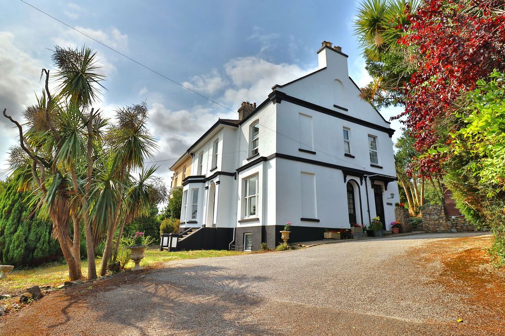 Property photo 2 of 36