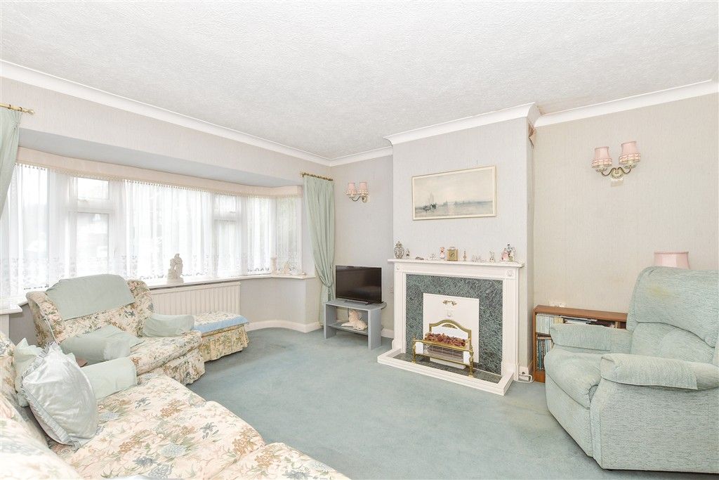 Property photo 3 of 13 Lounge