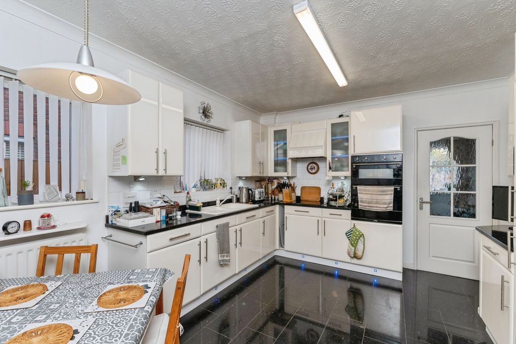 Property photo 3 of 33 Kitchen
