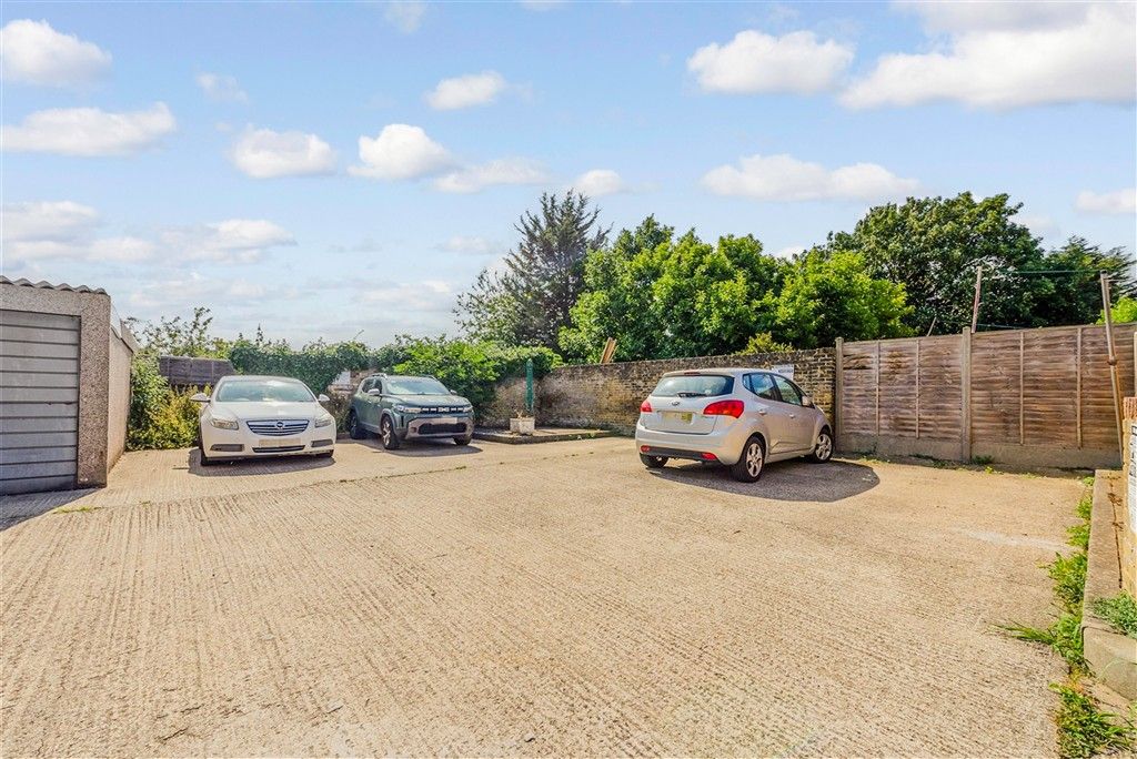 Property photo 2 of 4 Driveway/Parking