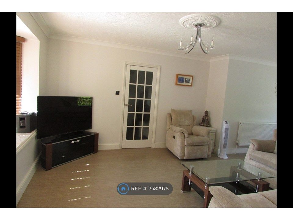 Property photo 3 of 11 Lounge