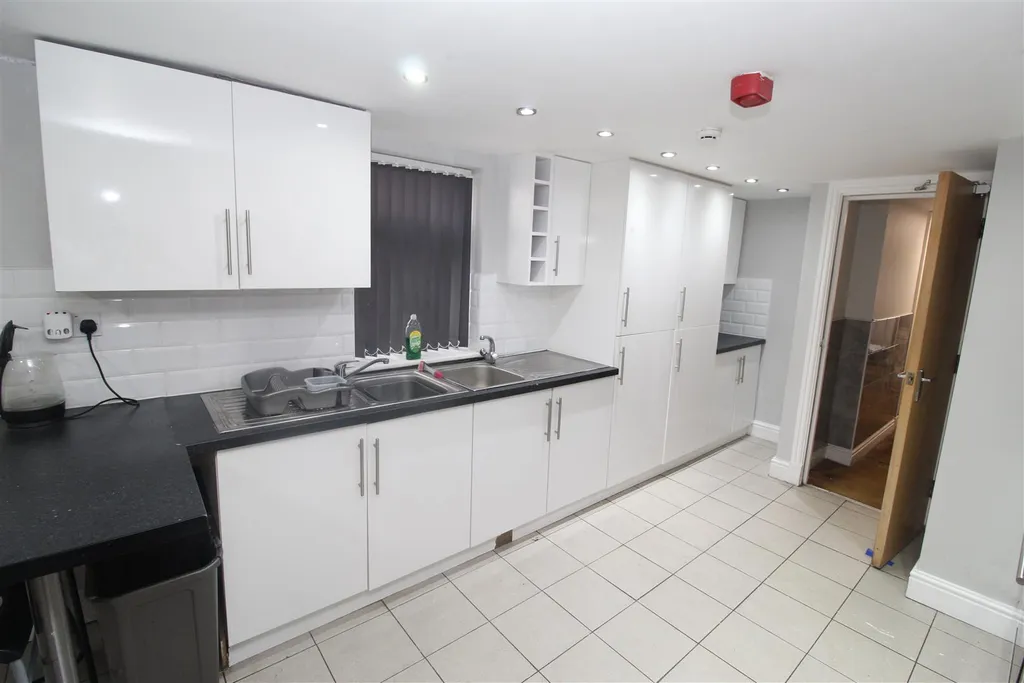 Apartment in Cardiff CF24, Cathays - More