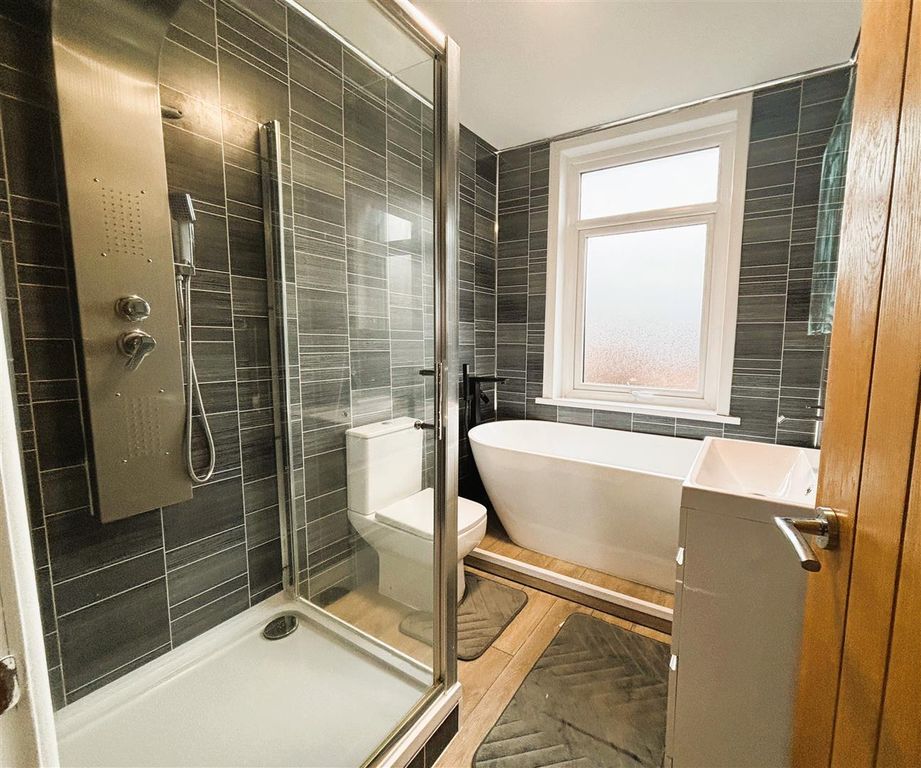 Property photo 2 of 19 Bathroom