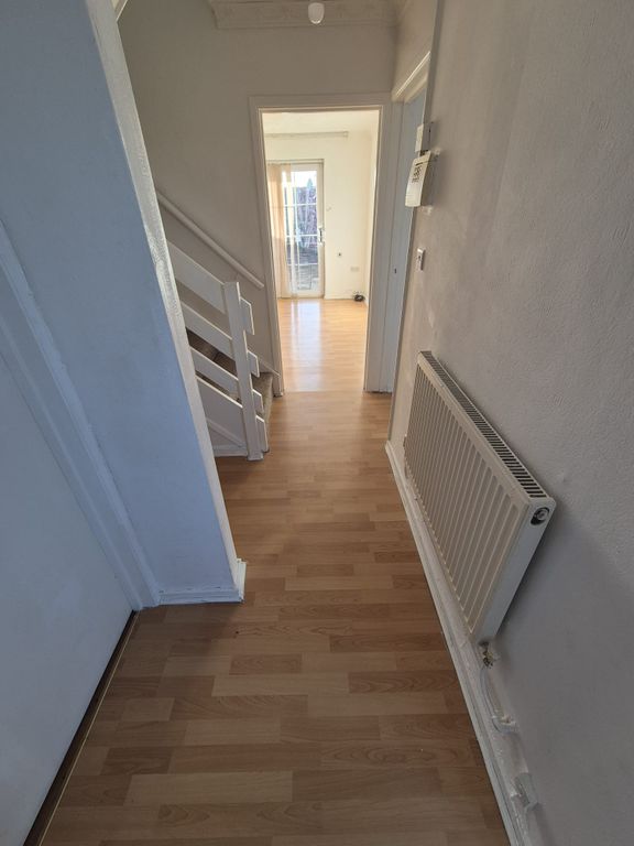 Property photo 3 of 11 Hall