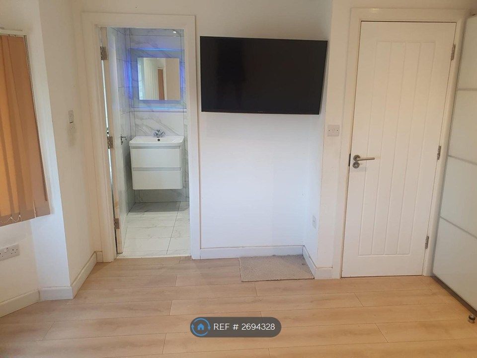 Property photo 3 of 19 Large Bedroom With A Modern Ensuite