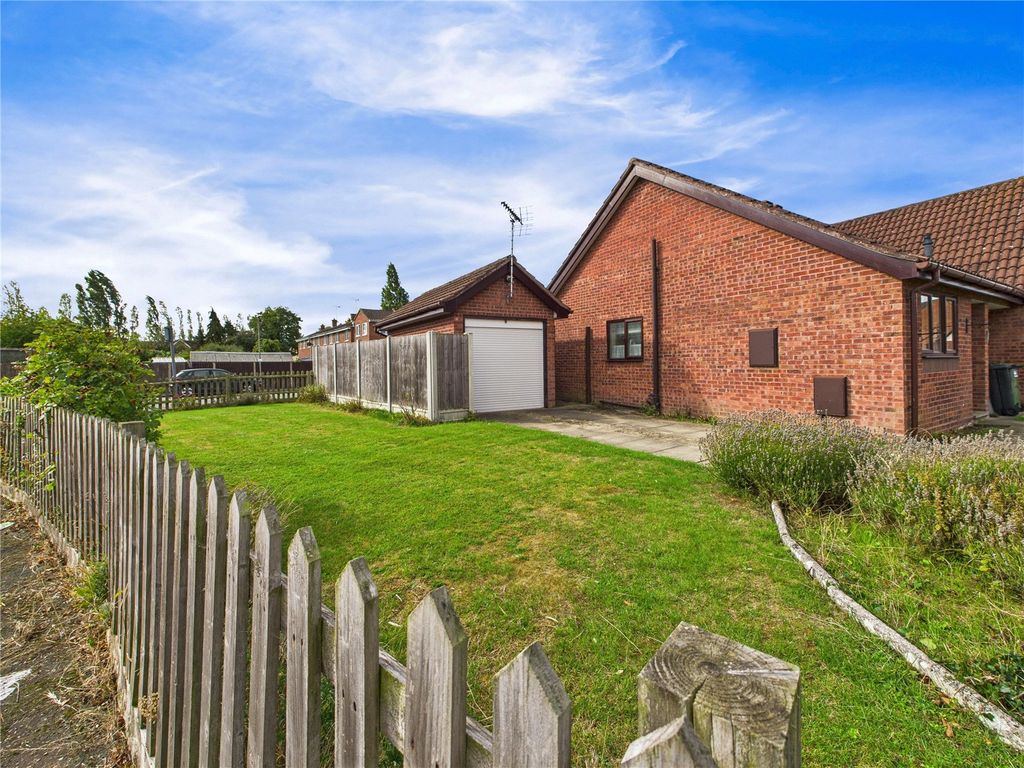 Property photo 3 of 12 3 - Side Garden