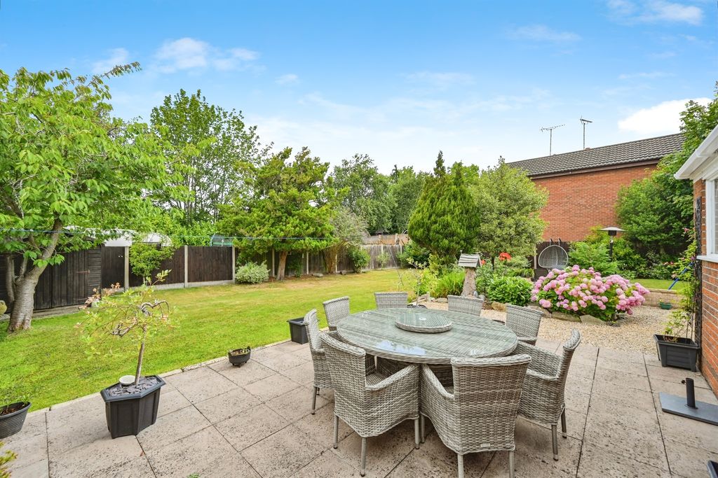 Property photo 3 of 18 Gardens: