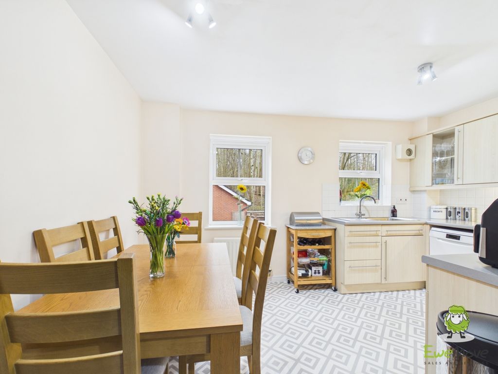 Property photo 3 of 31 Cam03778G0-Pr0425-Still031