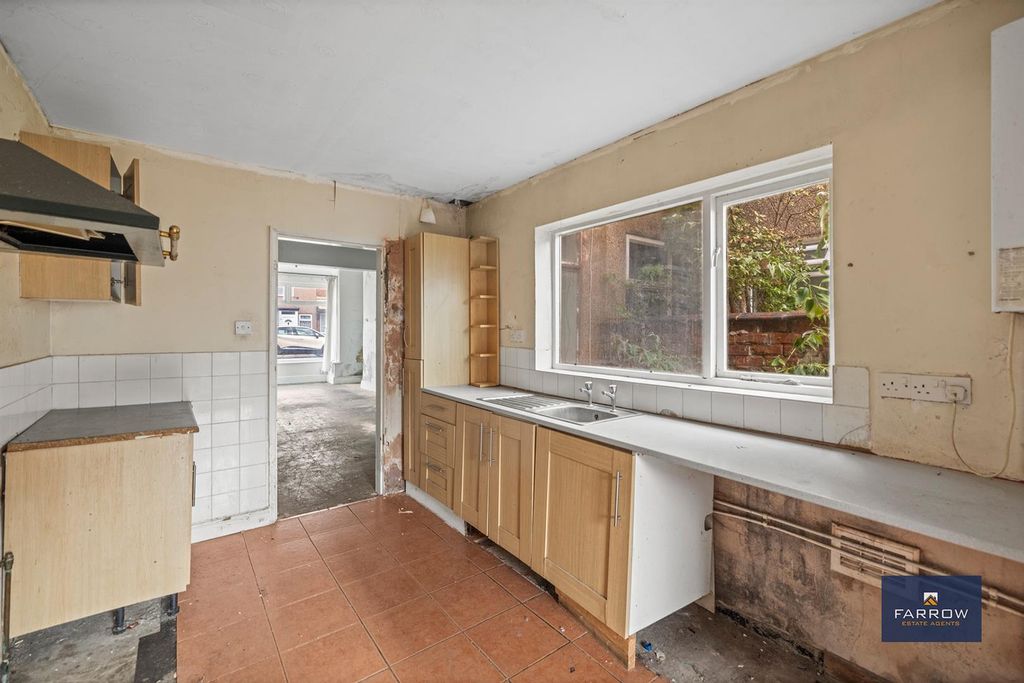 Property photo 3 of 19 Kitchen