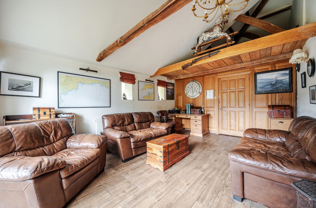 Property photo 3 of 15 3 - Snug