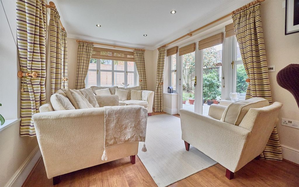 Property photo 2 of 32 Dining Room/Sitting Room To Rear